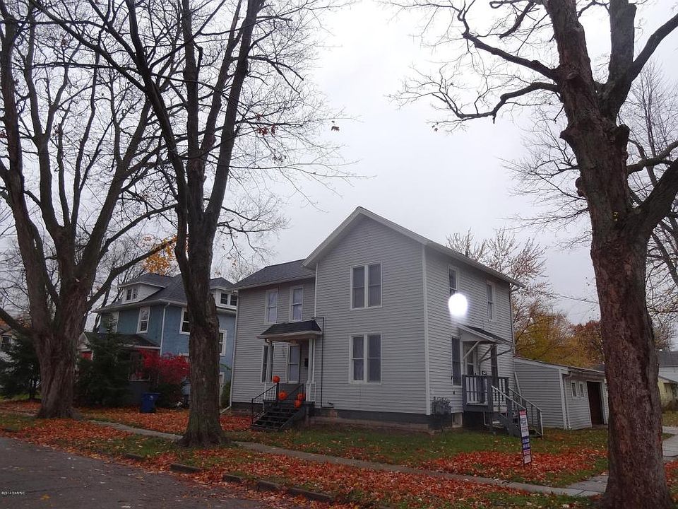 2nd image of 115 W Oak St