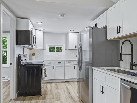 3rd image of 22 Knollwood Rd
