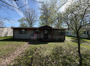 820 Forest Dr, Fenton, MI 48430