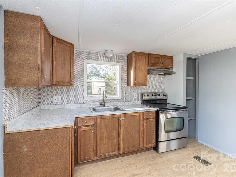 126 Poe Dr — Photo 4