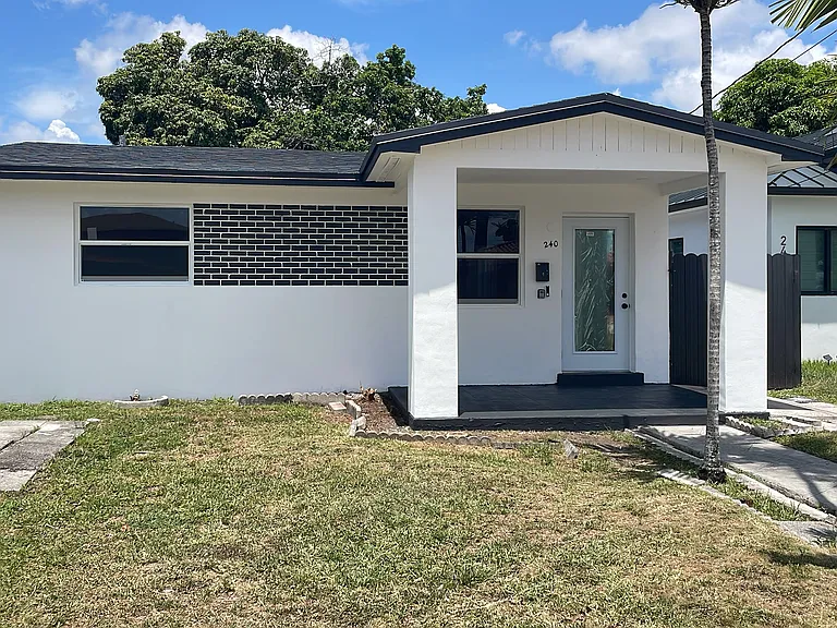 240 NW 59th Ave — Photo 1