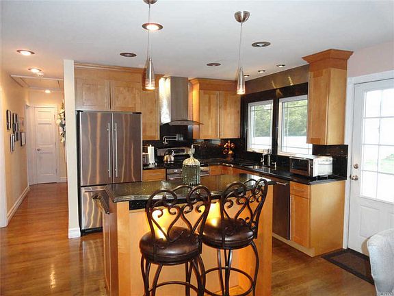3rd image of 831 Mayer Dr