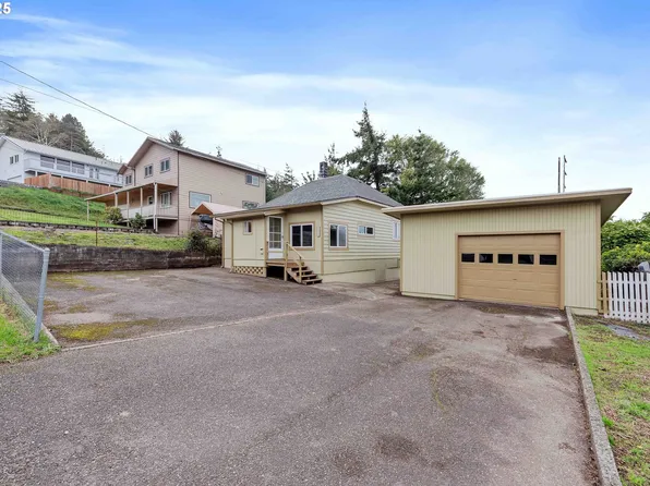 2136 Hamilton St, North Bend, OR 97459
