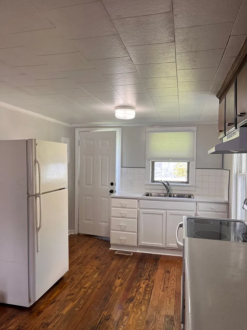 2 bedroom home in Historic Downtown Walking District of Morehead City with fenced in yard — Photo 4