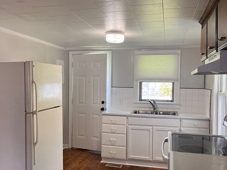 1307 Fisher St — Photo 4