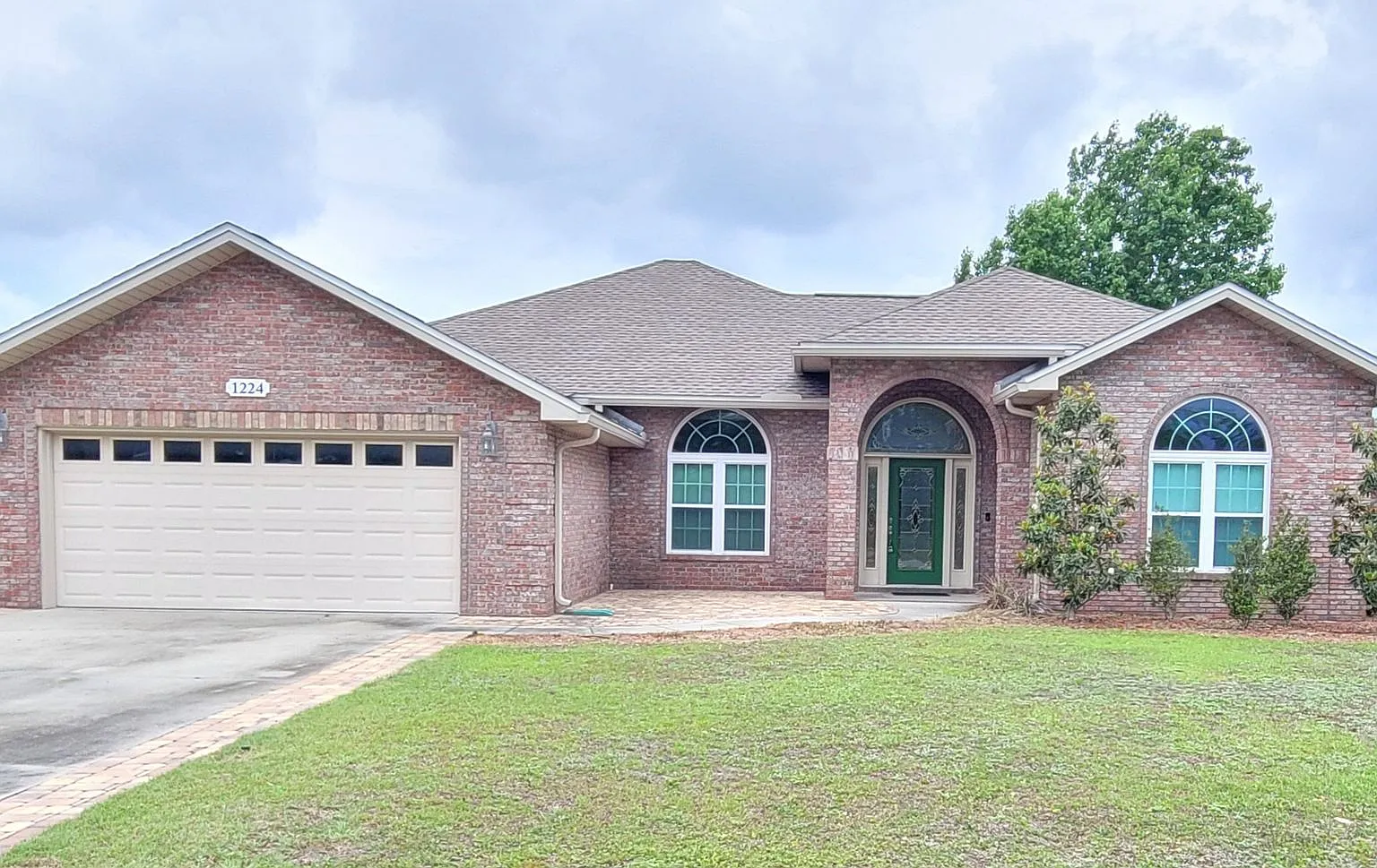 Lynn Haven! Custom Built Brick Home! 4 bedroom 2.5 Bath 2 Car Garage — Photo 1