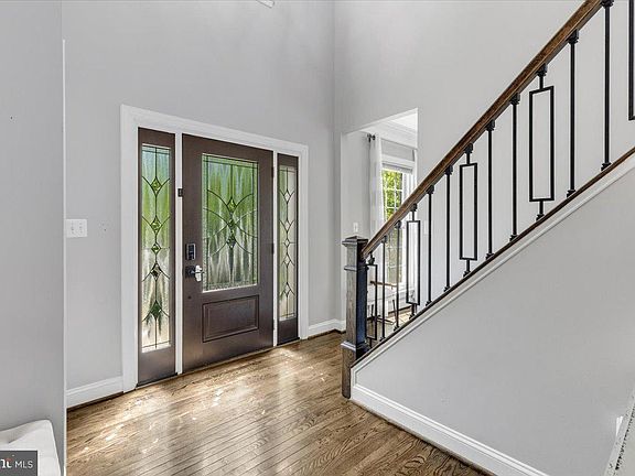 2nd image of 813 Casla Ct SE