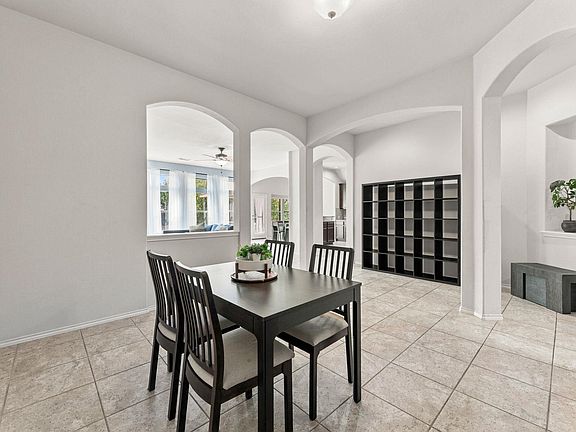 4th image of 407 Chaparral Dr
