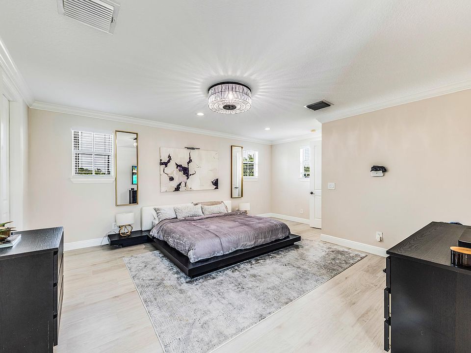 1st image of 824 SW 10th St #824