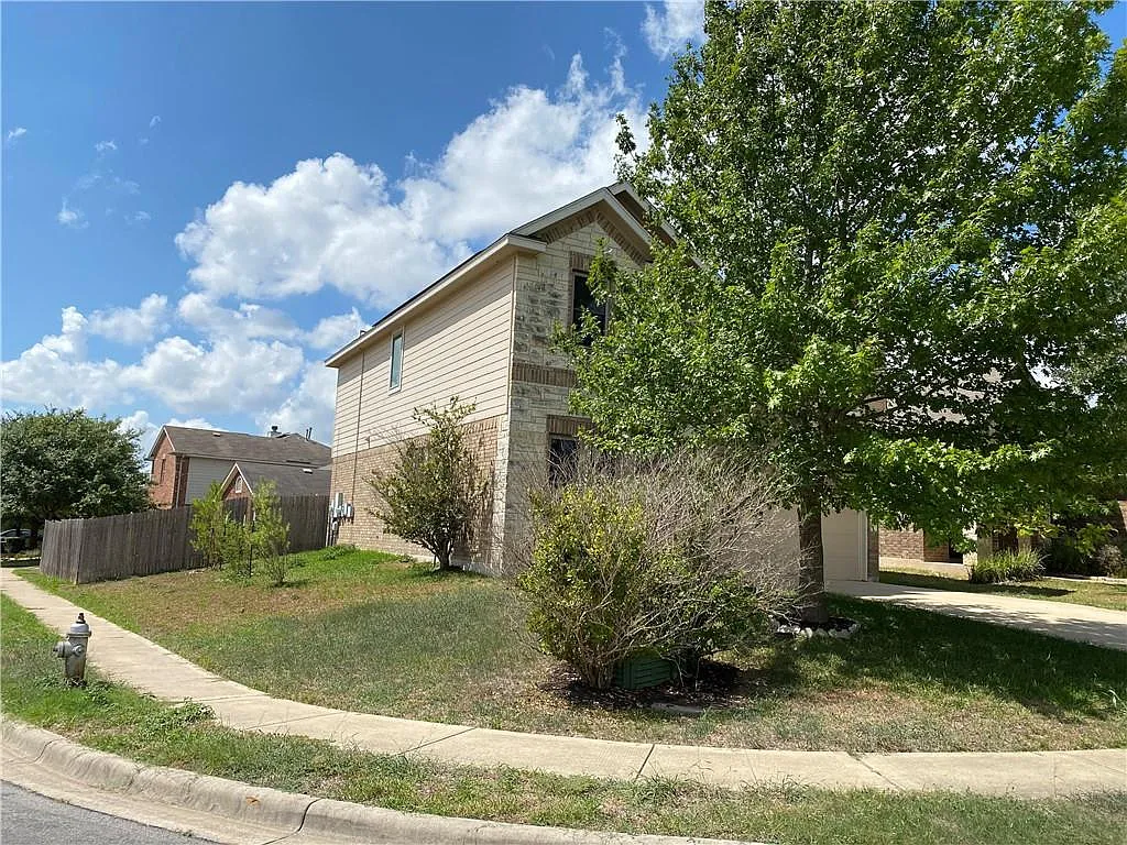 3 bed, 2.5 bath, 2489 sqft, $2,500 — Photo 2