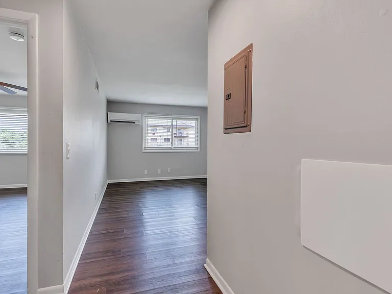 Executive House Apartments — Photo 41