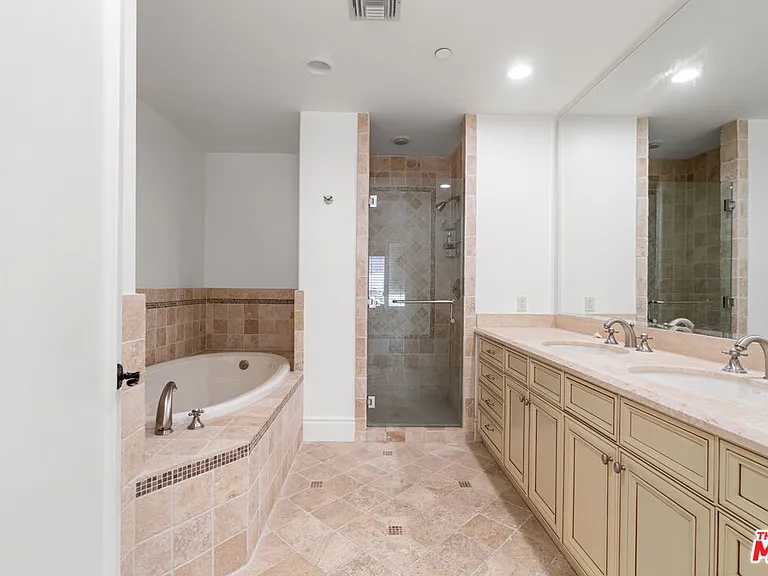 137 S Spalding Dr #304 — Photo 17