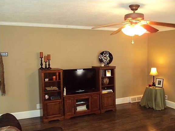 4th image of 633 S Villa Dr