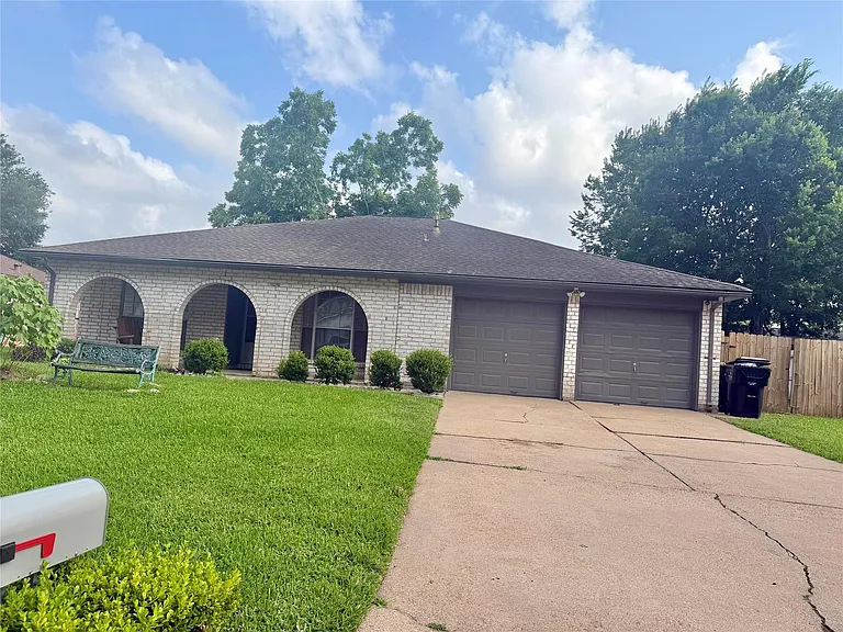 5319 Lincoln Town Dr — Photo 1