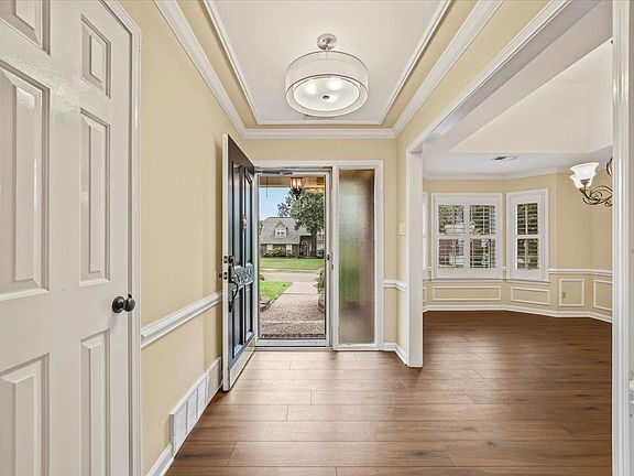3rd image of 813 Meadow Vale Dr