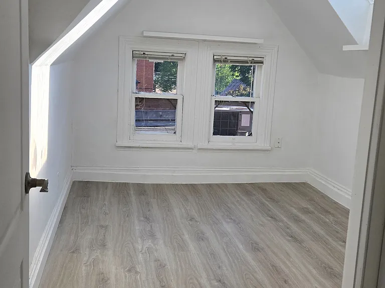 252 James St S #303 — Photo 7