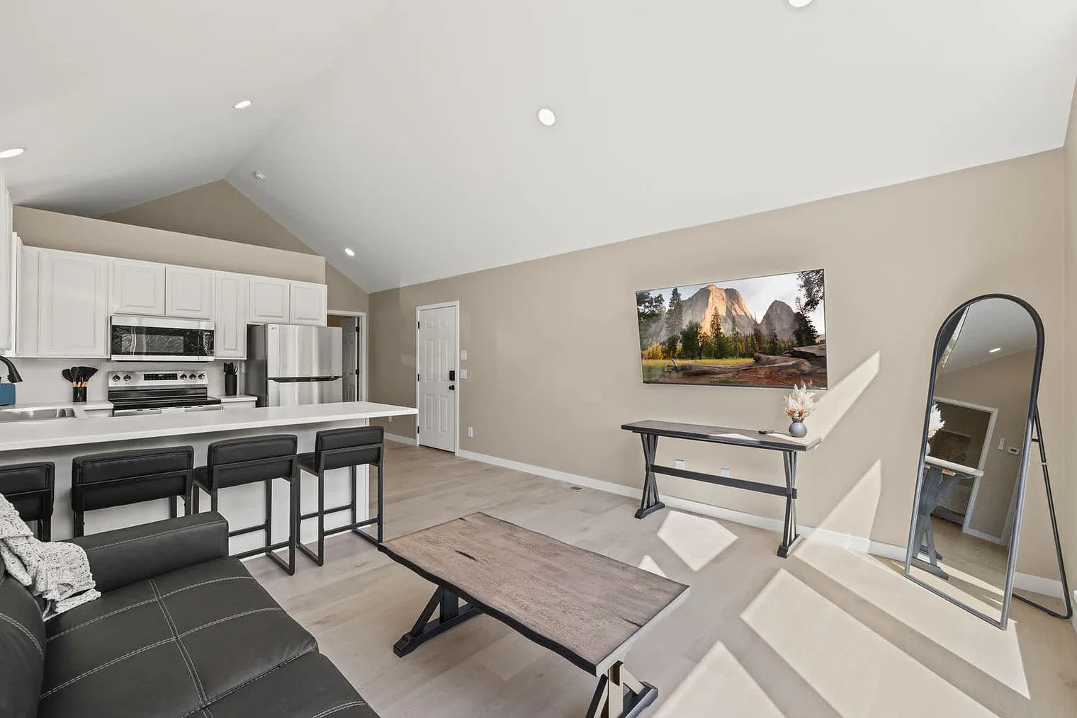 1 bed, 1.0 bath, 1194 sqft, $3,652 — Photo 2