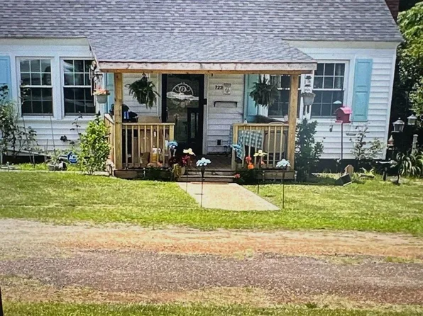 722 Syphrit Rd, Wellford, SC 29385