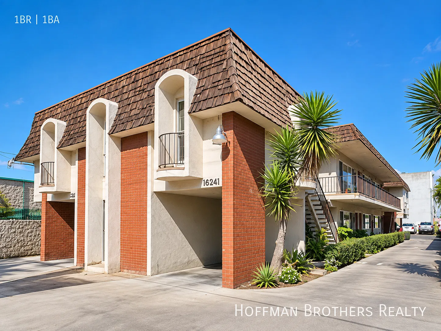 **1 Month Free**Spacious Van Nuys One-Bedroom With A/C, Parking & On-Site Laundry — Photo 3