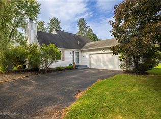 19 Goldenchain Ct, Penfield, NY 14526