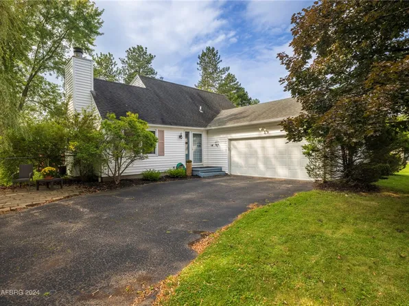 19 Goldenchain Ct, Penfield, NY 14526