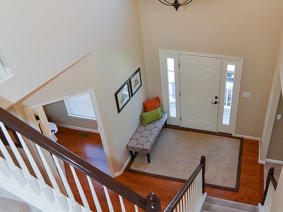 Elegant 2-story foyer