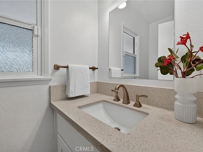 1030 E Oakmont Ave — Photo 9