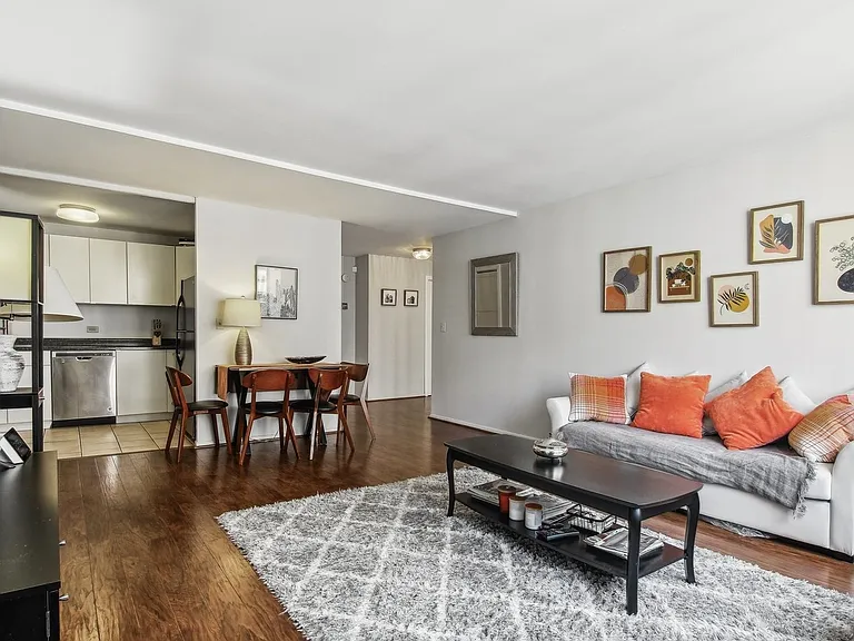 233 E Erie St #2201 — Photo 2