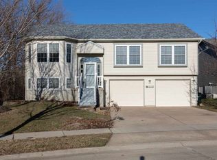 7023 Cresthill Dr, Davenport, IA 52806