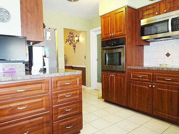 4th image of 10447 Hetrick Cir W