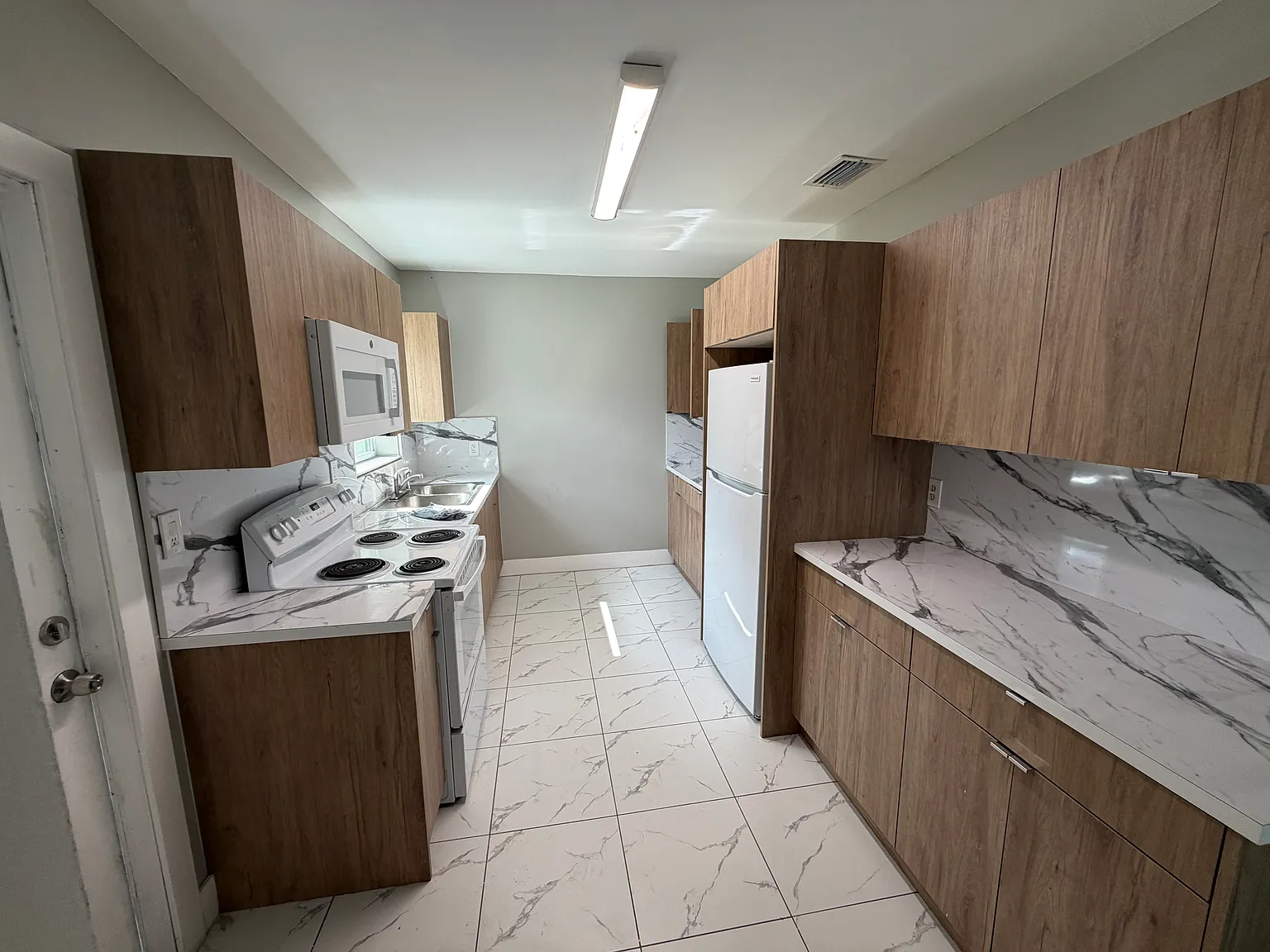 3 bed, 1017 sqft, $2,700 — Photo 3
