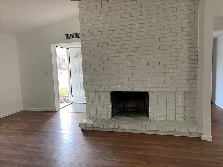 854 Timberdale St — Photo 3