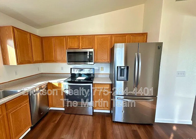 3 bed, 2.0 bath, 1008 sqft, $1,989 — Photo 3