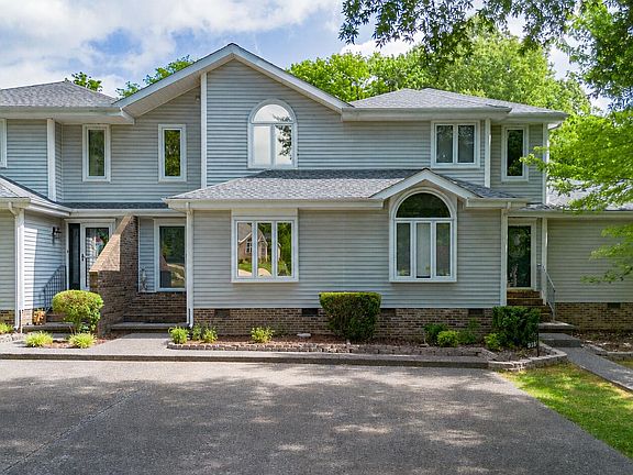 2nd image of 914 Stonebrook Dr