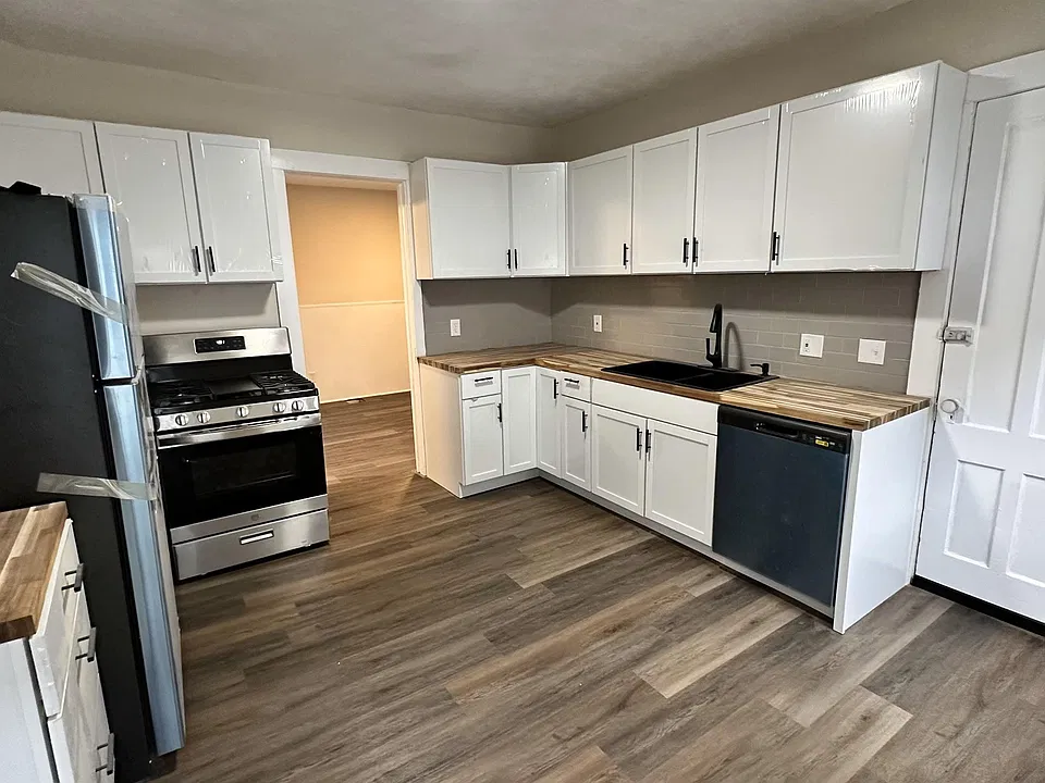 309 Tompkins Kitchen 2