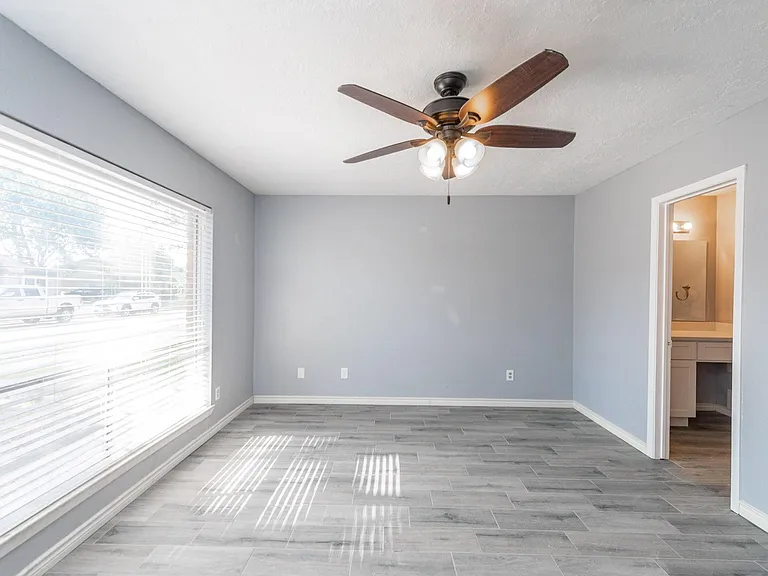3323 Silverside Dr — Photo 10