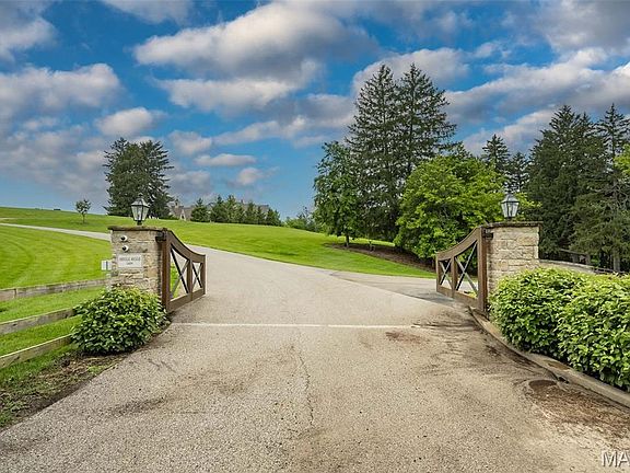 2nd image of 9 Bridle Ridge Ln
