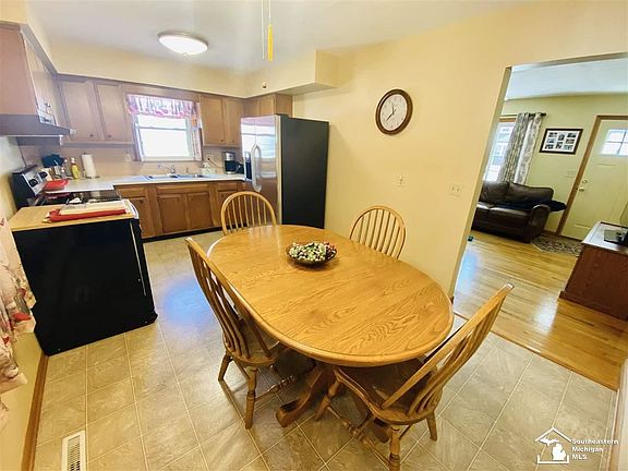 5th image of 823 Lavender St