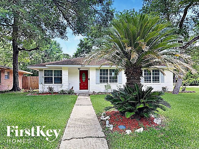 1st image of 2817 Oak Dr