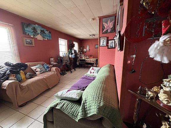 2nd image of 923 Racine STREET