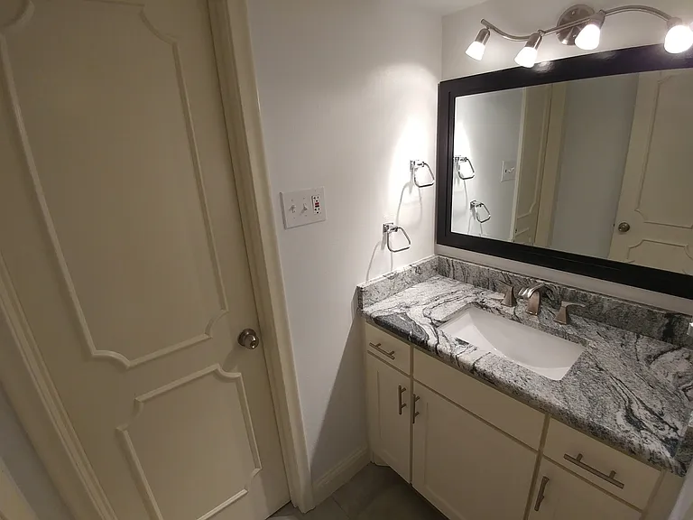 13434 Spring Grove Ave — Photo 19