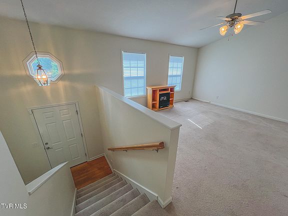 3rd image of 612 Willow Ct