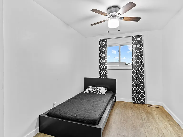 422 Gainsborough Ct #422 — Photo 18