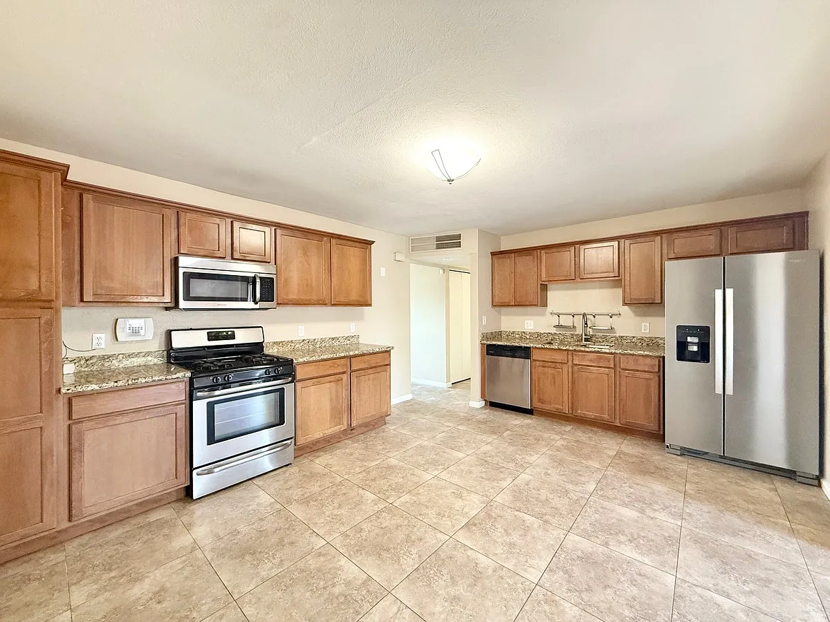 3 bed, 2.0 bath, 1589 sqft, $2,099 — Photo 4