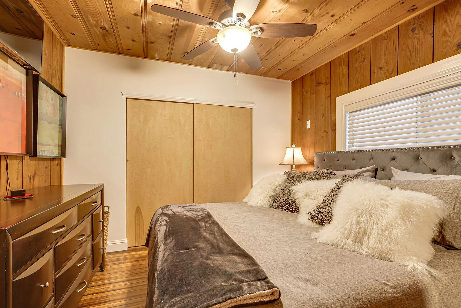 2 bed, 1.0 bath, 2497 sqft, $6,838 — Photo 3