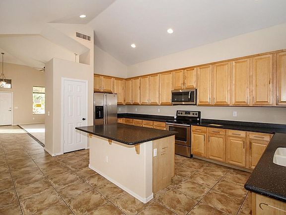 5th image of 631 W Rattlesnake Pl