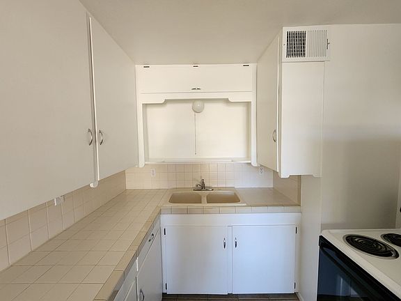 4th image of 922 S Farmer Ave