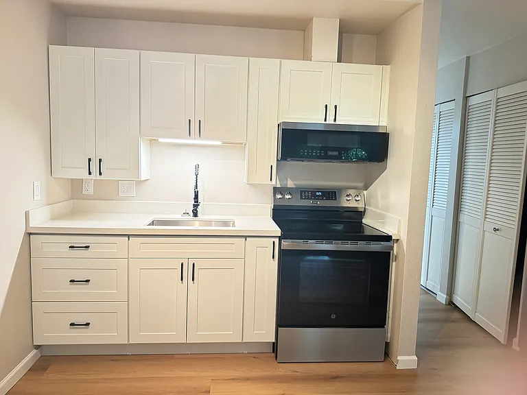 4054 California Ave SW #4 — Photo 2