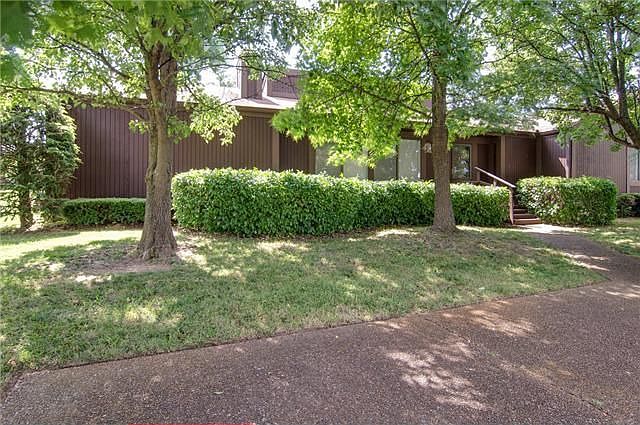 1st image of 806 Williamsburg West Dr