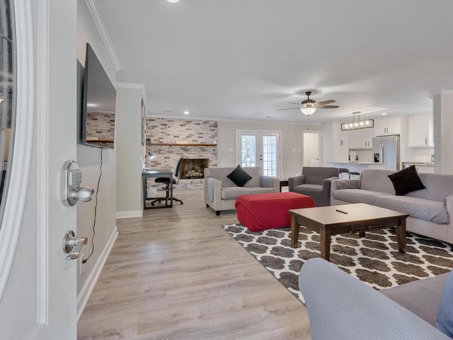 3 bed, 2100 sqft, $3,450 — Photo 4